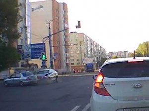 Момент жесткой аварии в Смоленске попал в объектив видеорегистратора