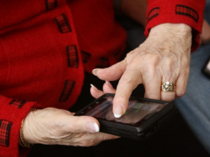 Пенсионерка-карманница украла в маршрутке мобильник