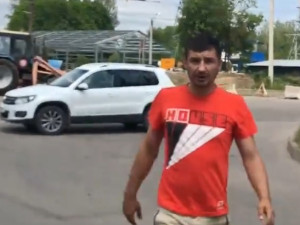 Видео: Водитель кроссовера обматерил пешеходов