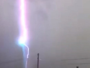 Видео: В Вязьме молния ударила в столб