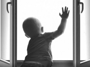 Маленький ребенок выпал из окна в Смоленской области