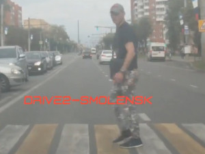 Видео: «Бессмертный» парень перешел дорогу на запрещающий сигнал светофора