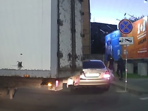 Видео: На парковке ТРЦ «Макси» водитель легковушки задел грузовик