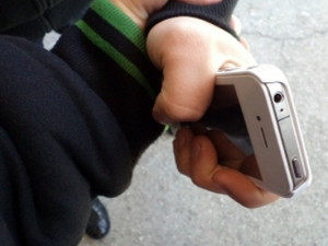 Житель Смоленской области вырвал из рук мужчины телефон