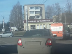 Видео: Автомобилисты не поделили дорогу
