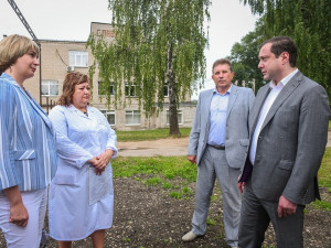 Губернатор Смоленской области поручил починить дороги и оборудовать стоянку Рославльской ЦРБ