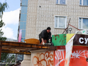 В Заднепровском районе судебные приставы заставили хозяйку снести незаконный киоск