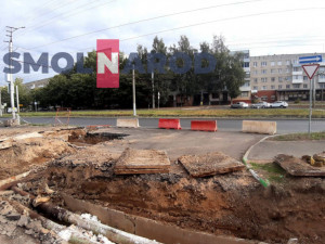 «Квадра» на приколе. В Смоленске вновь устроили раскопы на свежеуложенной дороге (фото)