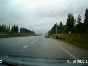 В Смоленской области легковушка вылетела с дороги после необдуманного манёвра