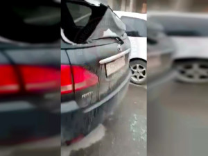 На парковке в Смоленске неизвестный разгромил 12 машин (видео)