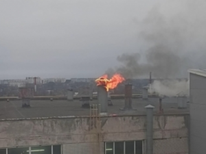 Очевидцы сняли на видео огонь на крыше «Шарма»