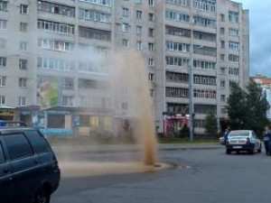 Столп кипятка вырвался из-под асфальта посреди проезжей части на Киселевке