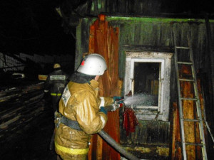 Четыре человека сгорели в запылавшем ночью жилом доме в Рославле