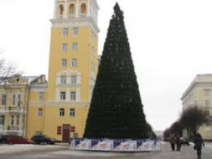 В Смоленске смонтировали елку на площади Ленина