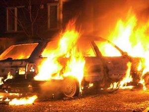 Смоленские полицейские задержали поджигателя машины