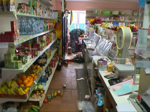Четверо смолян украли в деревенском магазине алкоголь и продукты питания на 30 тысяч рублей