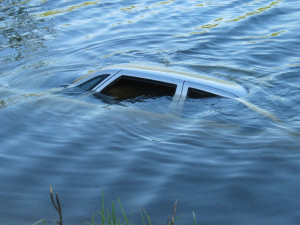 В Смоленской области водитель утопил автомобиль в озере: погибла пассажирка