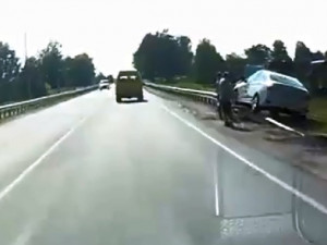 Летающий Hyundai «напоролся» на отбойник в Смоленске [ВИДЕО]