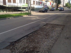Жители Смоленска жалуются на большую выбоину на дороге