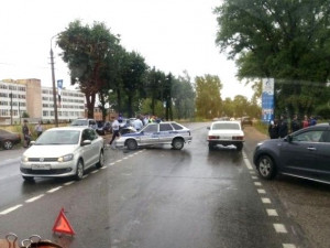 Полицейский автомобиль протаранил Volkswagen на улице Кутузова