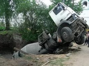 В Смоленске в страшной аварии погиб водитель "Камаза"
