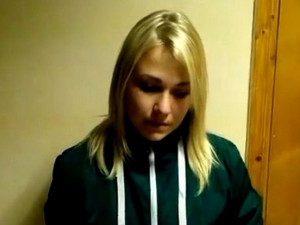 ВИДЕО: 18-летняя блондинка попалась с сумкой марихуаны