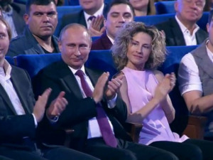 Кто такая «интересная блондинка», сидевшая рядом с Путиным на КВН-50?