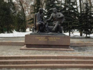 Памятник Твардовскому и Тёркину падает?