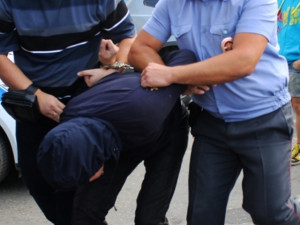 Пьяный дебошир при задержании ударил полицейского