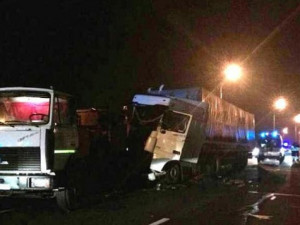 Ночью под Смоленском столкнулись три грузовика, есть пострадавший
