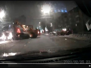 В Смоленске момент столкновения легковушки и снегоуборочной техники попал на видео
