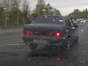 Спешащий автомобилист подрезал смолянин (видео)