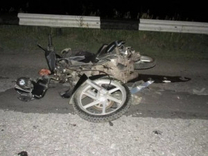 Лихач на мотоцикле попал под автомобиль на федеральной трассе