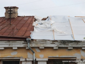 Из-за ливня в Смоленске в квартире одного из домов обрушился потолок