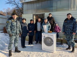 Многодетной семье погорельцев из Смоленской области продолжают помогать