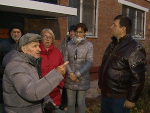 Видео: Жители Смоленска пожаловались на капитальный ремонт дома на улице Октябрьской революции