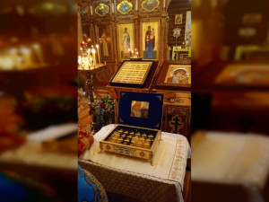 Смоленскому храму подарили ковчег с мощами святых