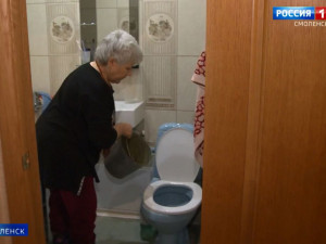Видео: В Смоленске до жителей пятых этажей едва доходит холодная вода