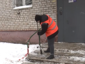 В Смоленске создали мобильные бригады для борьбы со снегом на дорогах