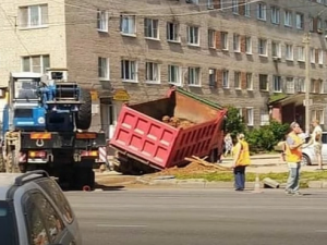 В Смоленске грузовик провалился под землю
