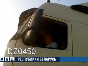 В Смоленской области на границе сотрудники ГАИ стреляли по фурам, которые пытались их сбить (видео)