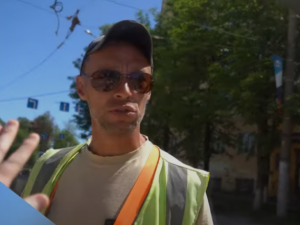 Видео: В Смоленске рабочий и активист устроили потасовку