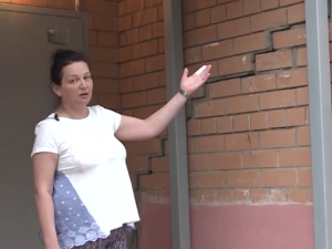 Видео: Огромная трещина в фундаменте беспокоит жильцов многоэтажного дома в Смоленске