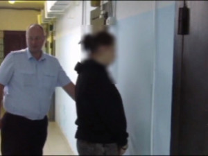 В Смоленской области поймали и арестовали участницу банды дистанционных мошенников (видео)