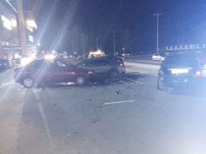 В аварии на парковке ТЦ "Макси" с участием «Мерседеса» пострадали два человека