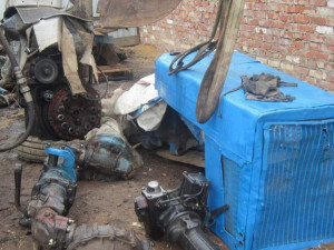 Жители Смоленской области разобрали трактор, остановленный без присмотра