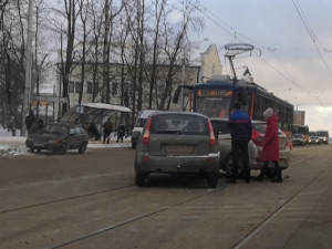В Смоленске дорожная авария приостановила трамвайное сообщение