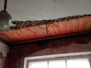 В Смоленске после капитального ремонта крыши в доме обвалился потолок
