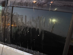 Неизвестный на Киевском шоссе забросал припаркованный машины яйцами