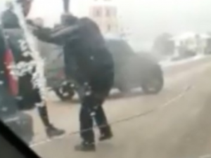 Под Смоленском участники ДТП устроили драку на дороге (фото, видео)